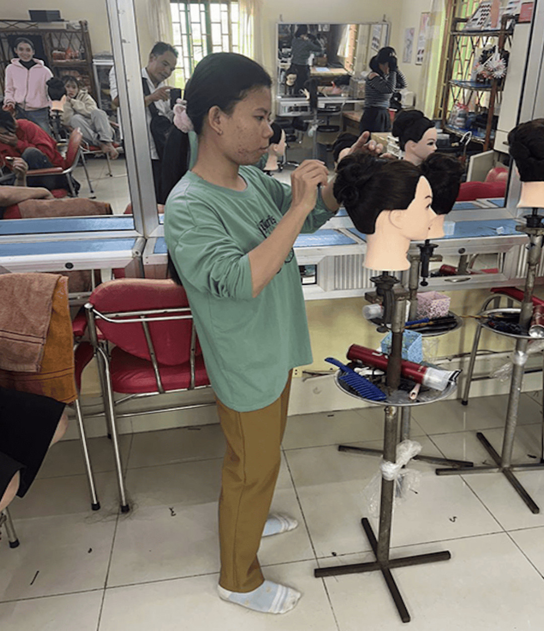 Una joven sorda se capacita en un programa llamado Deaf Development Programme (DDP) en Phnom Pehn, Camboya. (Cortesía de Deaf Development Programme/Camboya)