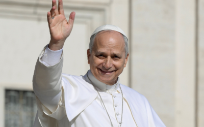 El Papa León XIV saluda a la multitud antes de dirigir la audiencia general en la Plaza de San Pedro del Vaticano el 18 de febrero de 2026. (CNS/Vatican Media)