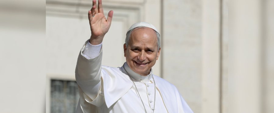 El Papa León XIV saluda a la multitud antes de dirigir la audiencia general en la Plaza de San Pedro del Vaticano el 18 de febrero de 2026. (CNS/Vatican Media)
