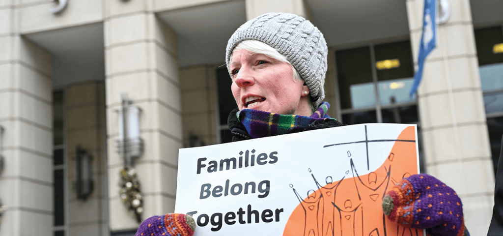 Susan Gunn, directora de la Oficina de Asuntos Globales Maryknoll, asiste a una vigilia de oración
en la sede del Servicio de Inmigración y Control de Aduanas en Washington, D.C., en 2025. (OSV News/Leslie E. Kossoff)