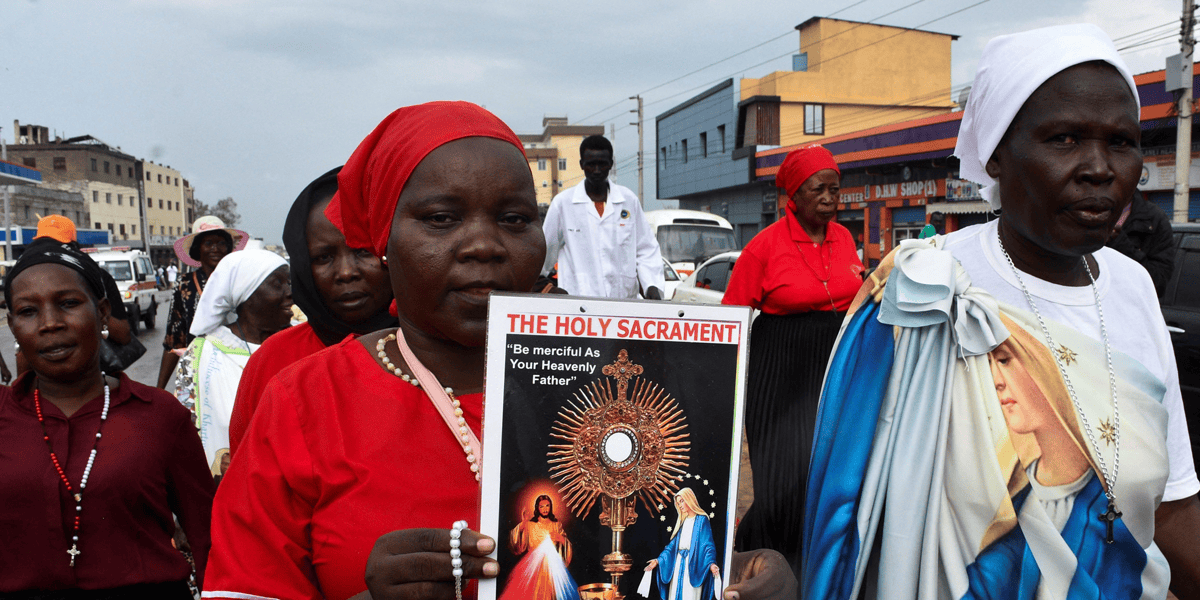 Católicos asisten a una procesión durante el Congreso Nacional Eucarístico en Yuba, Sudán del Sur, el 22 de noviembre del 2024. (OSV News/Samir Bol, Reuters)