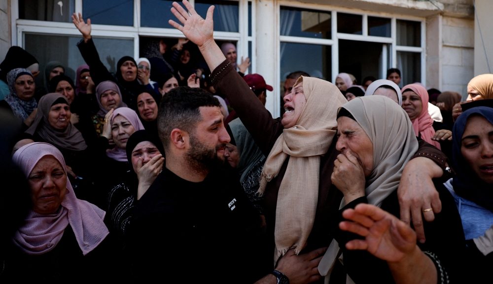 Los dolientes reaccionan durante el funeral de los jóvenes palestinos que murieron en un ataque perpetrado por colonos israelíes en Kafr Malik, en la Cisjordania ocupada por Israel, el 26 de junio de 2025. (OSV News/Ammar Awad, Reuters)