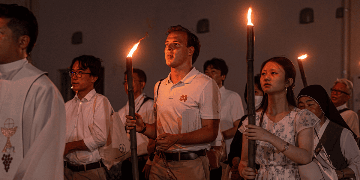 Tras una Misa en Memoria de la Paz en la Catedral de Urakami, Nagasaki, Japón, el 9 de agosto de 2025, fieles llevan antorchas durante una marcha por la paz hacia el Parque Hipocentro en conmemoración del 80.º aniversario del bombardeo atómico estadounidense sobre Nagasaki. (OSV News/Mihoko Owada, Catholic Standard)
