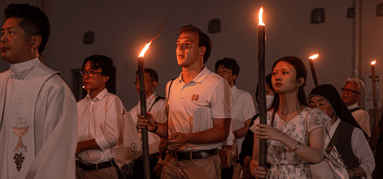 Tras una Misa en Memoria de la Paz en la Catedral de Urakami, Nagasaki, Japón, el 9 de agosto de 2025, fieles llevan antorchas durante una marcha por la paz hacia el Parque Hipocentro en conmemoración del 80.º aniversario del bombardeo atómico estadounidense sobre Nagasaki. (OSV News/Mihoko Owada, Catholic Standard)