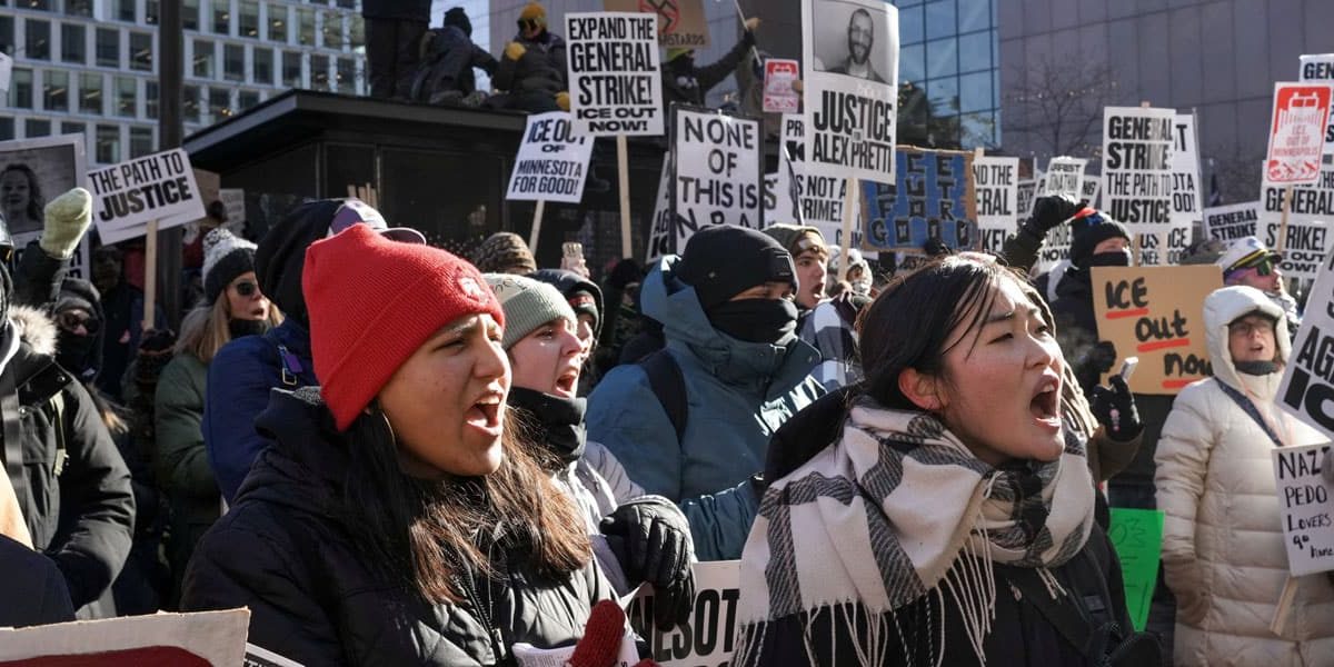 Manifestantes asisten a una protesta llamada “ICE Out” (fuera ICE) en Minneapolis el 30 de enero del 2026 después de las muertes de Renee Nicole Good y Alex Pretti a manos de agentes federales de inmigración de Estados Unidos. Los manifestantes levantaron carteles que decían “No trabajo, no escuela, no compras” en huelgas en varias ciudades de Estados Unidos en ese día en oposición a las redadas de inmigración de la administración Trump. (OSV News photo/Tim Evans, Reuters)