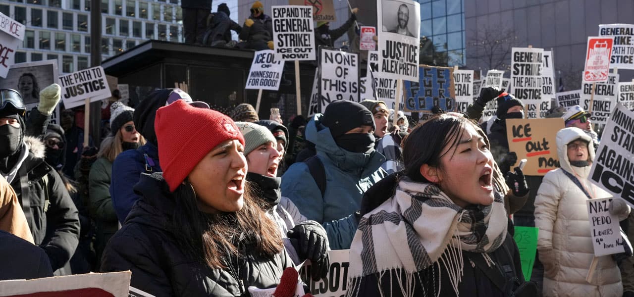 Manifestantes asisten a una protesta llamada “ICE Out” (fuera ICE) en Minneapolis el 30 de enero del 2026 después de las muertes de Renee Nicole Good y Alex Pretti a manos de agentes federales de inmigración de Estados Unidos. Los manifestantes levantaron carteles que decían “No trabajo, no escuela, no compras” en huelgas en varias ciudades de Estados Unidos en ese día en oposición a las redadas de inmigración de la administración Trump. (OSV News photo/Tim Evans, Reuters)