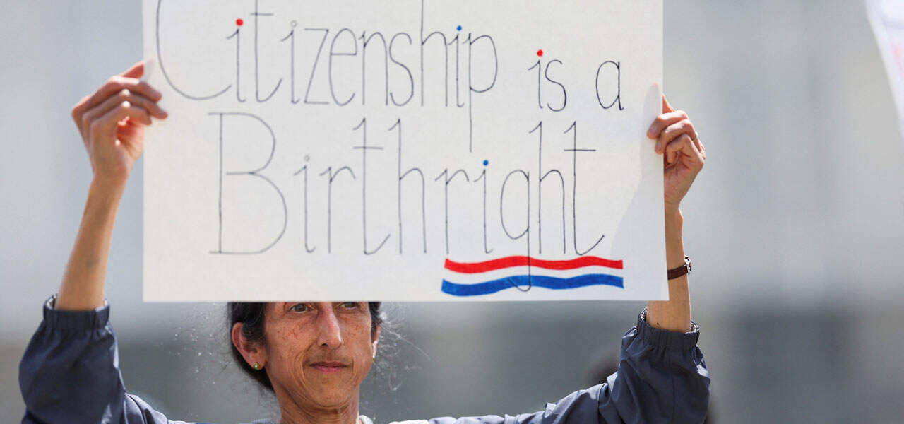 Un manifestante sostiene una pancarta durante una protesta frente a la Suprema Corte el 15 de mayo de 2025, mientras los jueces escuchaban los argumentos orales en el caso Trump contra CASA, relacionado con la orden judicial de los tribunales inferiores que suspendía la orden ejecutiva de Trump del 20 de enero de 2025 para poner fin a la ciudadanía por nacimiento. En una decisión de 6 a 3, la Suprema Corte limitó el 27 de junio el alcance de los tribunales federales para bloquear las políticas presidenciales en todo el país. El 1 de abril de 2026, el tribunal escuchará los argumentos orales en el caso Trump contra Barbara, una impugnación de la orden que pone fin a la ciudadanía por nacimiento. (OSV News/Leah Millis, Reuters)