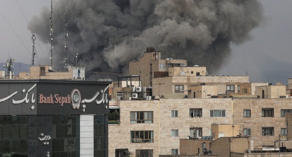 El humo se eleva tras una explosión en Teherán, Irán, el 2 de marzo de 2026, tras los ataques de Israel y Estados Unidos contra Irán y el asesinato del líder supremo iraní, el ayatolá Alí Jamenei, el 28 de febrero. (OSV News/Majid Asgaripour, WANA vía Reuters)