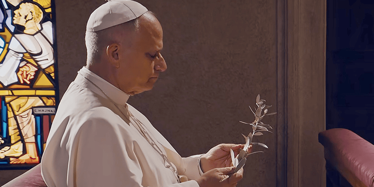 El Papa León XIV reza para que los líderes mundiales abandonen “los proyectos de muerte” en un mensaje de video publicado por el Vaticano el 5 de marzo de 2026, instando a la gente de todo el mundo a rezar por la paz. Dirigiéndose a los peregrinos tras el rezo del Ángelus el 8 de marzo, el Papa pidió el fin de la guerra en Irán y advirtió que el conflicto podría arrastrar a más países de Oriente Medio a la inestabilidad. (Captura de pantalla de OSV News/Red Mundial de Oración del Papa)