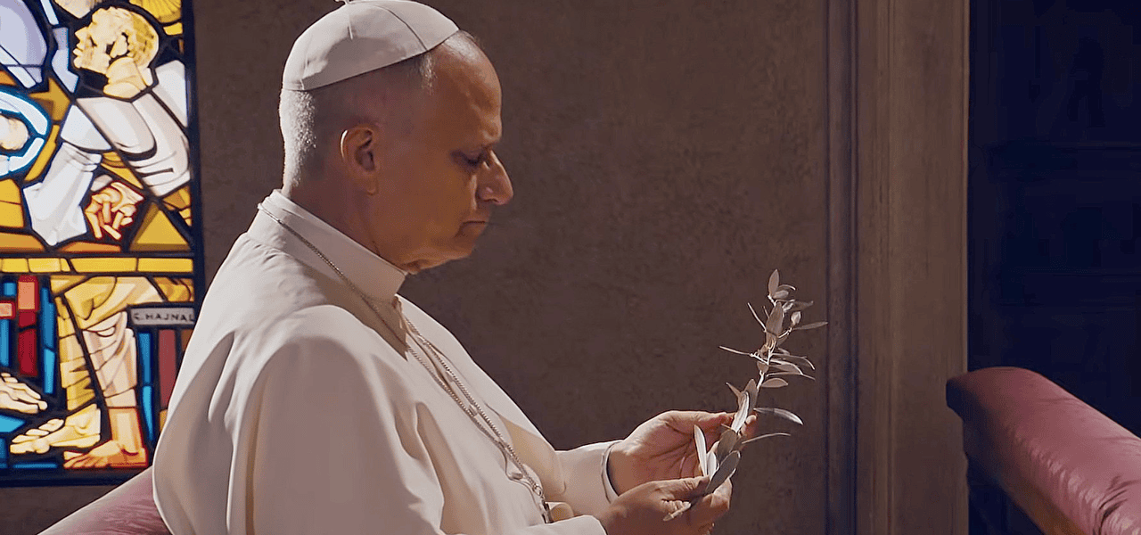 El Papa León XIV reza para que los líderes mundiales abandonen “los proyectos de muerte” en un mensaje de video publicado por el Vaticano el 5 de marzo de 2026, instando a la gente de todo el mundo a rezar por la paz. Dirigiéndose a los peregrinos tras el rezo del Ángelus el 8 de marzo, el Papa pidió el fin de la guerra en Irán y advirtió que el conflicto podría arrastrar a más países de Oriente Medio a la inestabilidad. (Captura de pantalla de OSV News/Red Mundial de Oración del Papa)