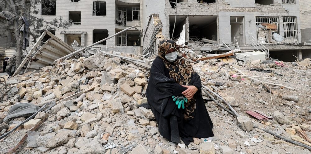 Una mujer sentada entre los escombros, frente a su apartamento destruido, en Teherán, Irán, el 12 de marzo del 2026, tras un ataque aéreo en el marco de la guerra entre Estados Unidos, Israel e Irán. (OSV News/Alaa Al Marjani, Reuters)