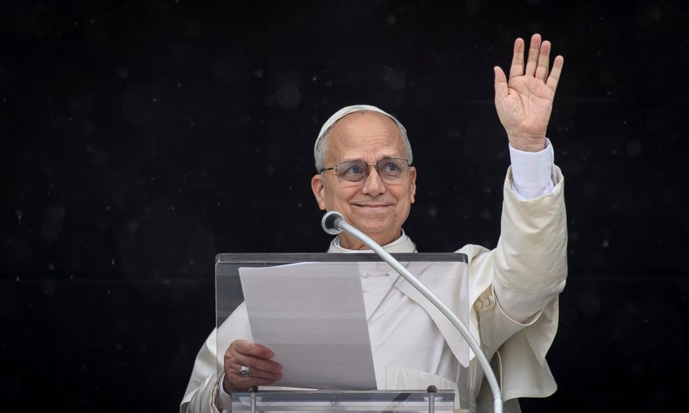 El Papa León XIV saluda con la mano mientras dirige la oración del Ángelus desde una ventana del Palacio Apostólico, en el Vaticano, el 22 de marzo de 2026. (OSV News/ Vatican Media, Matteo Pernaselci vía Reuters)