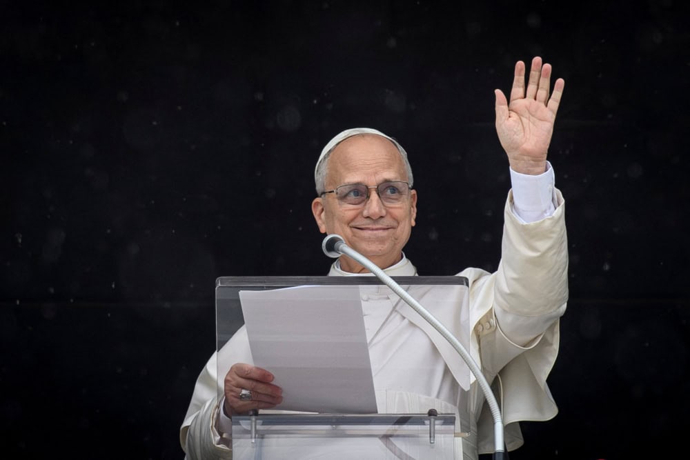 El Papa León XIV saluda con la mano mientras dirige la oración del Ángelus desde una ventana del Palacio Apostólico, en el Vaticano, el 22 de marzo de 2026. (OSV News/ Vatican Media, Matteo Pernaselci vía Reuters)