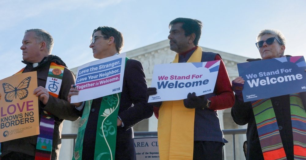 Un pequeño grupo de clérigos se reúne para celebrar una vigilia frente a la Corte Suprema de los Estados Unidos en Washington el 24 de marzo de 2026, antes de que se presenten los argumentos del caso Noem contra Al Otro Lado, en el que se determinará si los no ciudadanos retenidos en el lado mexicano de la frontera por funcionarios estadounidenses pueden solicitar asilo. (OSV News/Jonathan Ernst, Reuters)