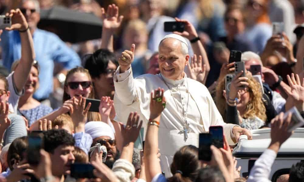 El Papa León XIV saluda a la multitud desde el papamóvil tras aparecer en el balcón central de la basílica de San Pedro, en el Vaticano, después de la misa de Pascua, el 5 de abril de 2026. (CNS/Lola Gómez)