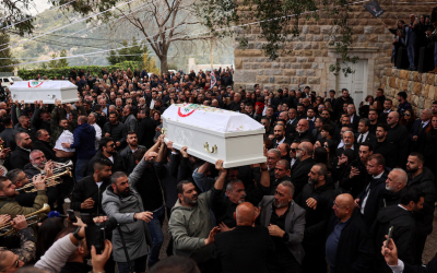 Los ataúdes de Pierre Moawad, dirigente del partido cristiano “Fuerzas Libanesas”, y de su esposa, Flavia, llegan en un cortejo fúnebre a la iglesia de San Simón en Yahchouch, Líbano, el 7 de abril de 2026. La pareja murió en un ataque israelí contra un apartamento al este de Beirut en la madrugada del 5 de abril. (OSV News/Yara Nardi, Reuters)
