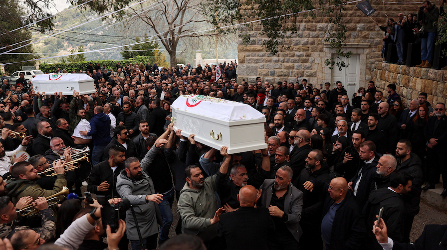 Los ataúdes de Pierre Moawad, dirigente del partido cristiano “Fuerzas Libanesas”, y de su esposa, Flavia, llegan en un cortejo fúnebre a la iglesia de San Simón en Yahchouch, Líbano, el 7 de abril de 2026. La pareja murió en un ataque israelí contra un apartamento al este de Beirut en la madrugada del 5 de abril. (OSV News/Yara Nardi, Reuters)