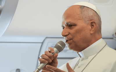 El Papa León XIV habla con reporteros abordo del vuelo papal de Roma, Italia, a Argel, Algeria, el 13 de abril del 2026. (CNS/Lola Gomez)