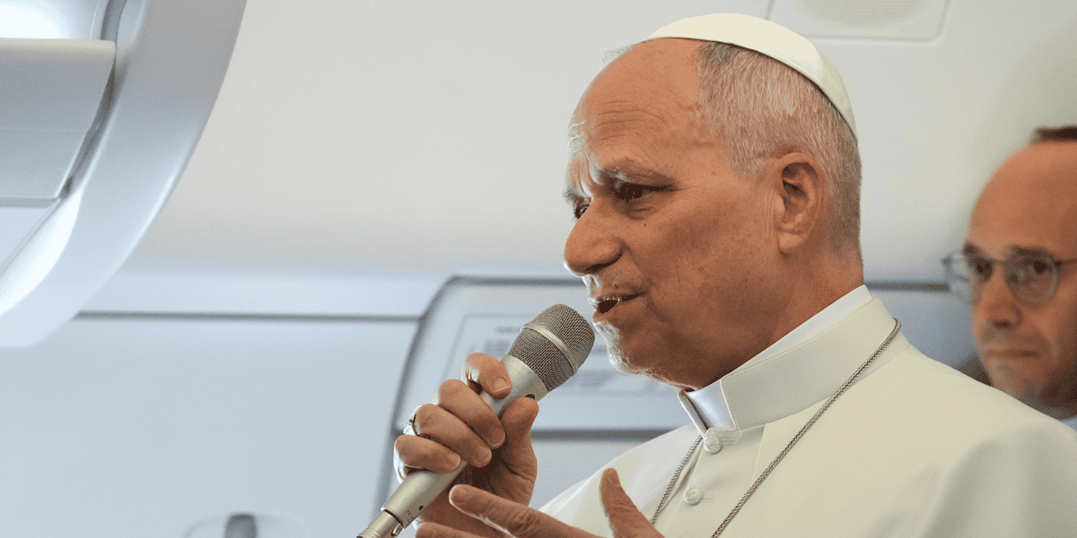 El Papa León XIV habla con reporteros abordo del vuelo papal de Roma, Italia, a Argel, Algeria, el 13 de abril del 2026. (CNS/Lola Gomez)