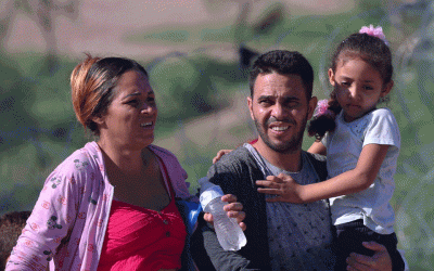 Una familia de migrantes cubanos, incluida una mujer embarazada, camina para entregarse a la Patrulla Fronteriza de EE.UU. en Eagle Pass, Texas, el 29 de septiembre de 2023. La USCCB se pronunció el 13 de abril de 2026, después de que los informes que detallan las condiciones perjudiciales que enfrentan las madres embarazadas y puérperas detenidas por el Servicio de Inmigración y Control de Aduanas de EE.UU. (ICE) se volvieran más frecuentes, dirigiéndose al nuevo director del Departamento de Seguridad Nacional para expresar su “grave preocupación” por el trato a las madres gestantes o con niños recién nacidos. (OSV News/Brian Snyder, Reuters)