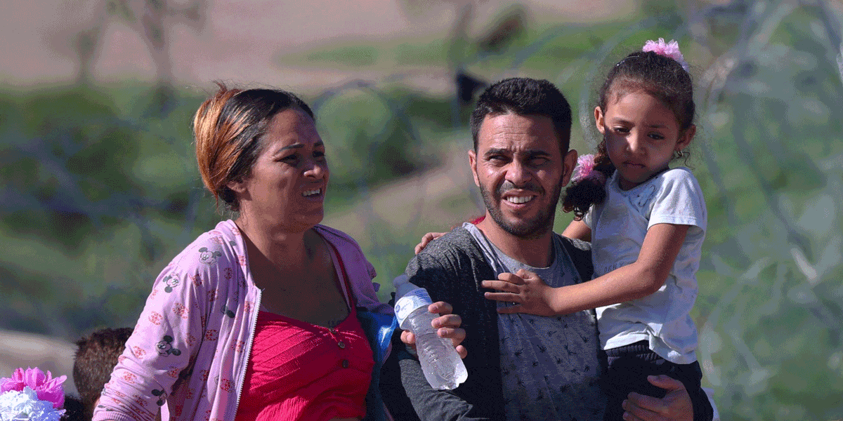 Una familia de migrantes cubanos, incluida una mujer embarazada, camina para entregarse a la Patrulla Fronteriza de EE.UU. en Eagle Pass, Texas, el 29 de septiembre de 2023. La USCCB se pronunció el 13 de abril de 2026, después de que los informes que detallan las condiciones perjudiciales que enfrentan las madres embarazadas y puérperas detenidas por el Servicio de Inmigración y Control de Aduanas de EE.UU. (ICE) se volvieran más frecuentes, dirigiéndose al nuevo director del Departamento de Seguridad Nacional para expresar su “grave preocupación” por el trato a las madres gestantes o con niños recién nacidos. (OSV News/Brian Snyder, Reuters)