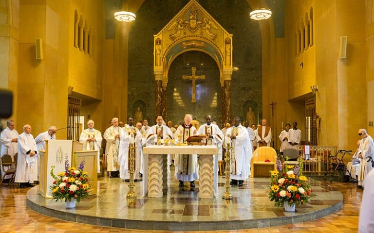 El Padre Charles Ogony (de izquierda a derecha), el diácono Matthew Sim, el diácono Patrick Okok y el Padre Joshua Maondo se paran detrás del Obispo Peter Byrne durante la Misa después de que los Padres Ogony y Maondo fueran ordenados el 8 de junio del 2024. (Octavio Durán, Nueva York)