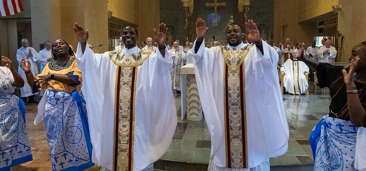 Los Padres Maryknoll Charles Ogony (izquierda) y Joshua Maondo (derecha) celebran su ordenación junto a otros misioneros Maryknoll, miembros de la comunidad de Kenia en Estados Unidos y feligreses de las parroquias en las que hicieron voluntariado, el 8 de junio del 2024 en la Capilla Nuestra Señora de los Apóstoles en el campus de la Sociedad Misionera Maryknoll en Ossining, Nueva York. (Octavio Durán, Nueva York)