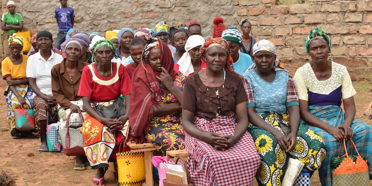 Mujeres y otros feligreses de la comunidad de Vingini se reúnen para recibir alimentos en la iglesia católica de San Antonio, en la localidad de Kibwezi, Kenia. (Moses Njagua Gitahi/Kenia)