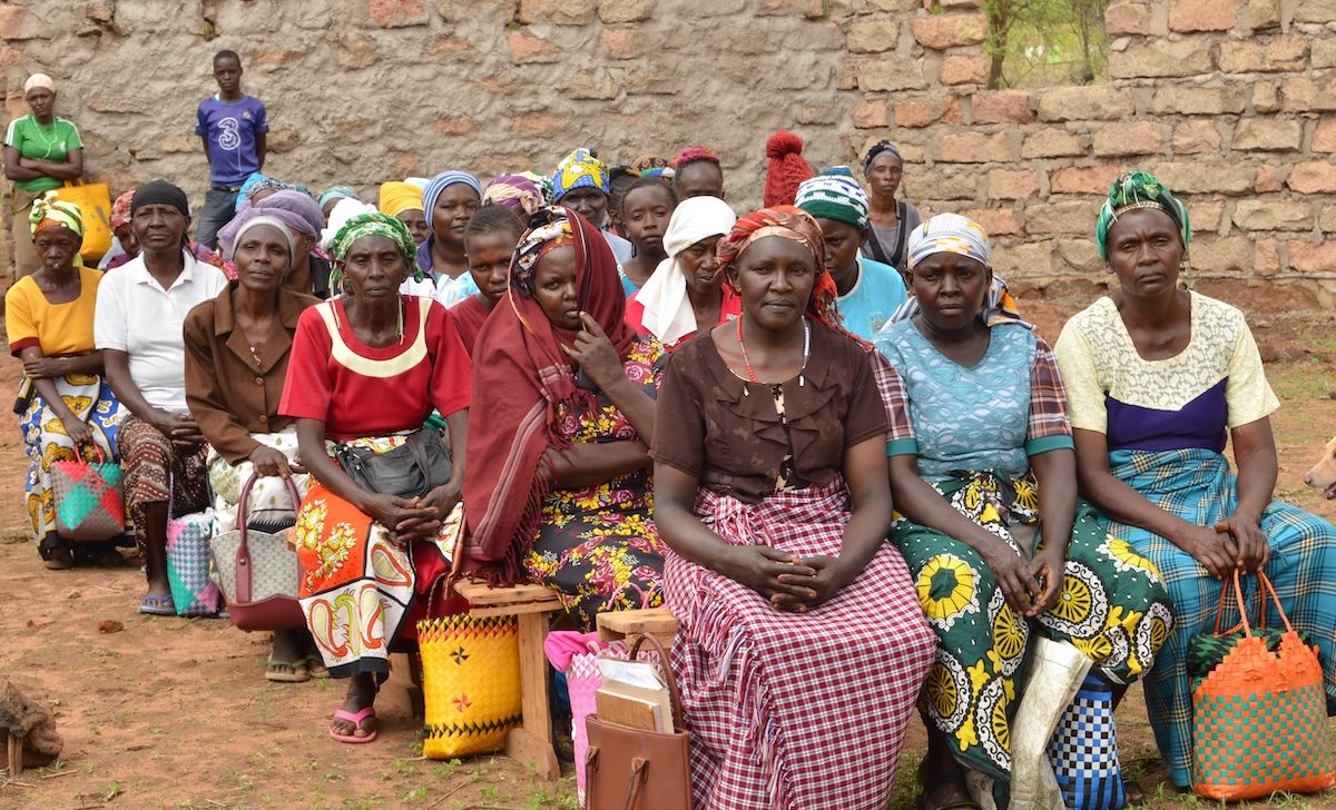 Mujeres y otros feligreses de la comunidad de Vingini se reúnen para recibir alimentos en la iglesia católica de San Antonio, en la localidad de Kibwezi, Kenia. (Moses Njagua Gitahi/Kenia)