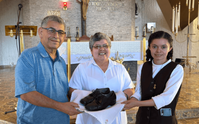 El Hermano franciscano Octavio Durán entrega los zapatos que llevaba San Óscar Romero cuando fue martirizado a la Hermana Tránsito de la Cruz (centro), superiora de la comunidad local de las Carmelitas Misioneras de Santa Teresa, y a la Hermana Reina Mancía, encargada del museo conmemorativo del Hospital Divina Providencia de San Salvador, El Salvador. (Cortesía de Octavio Durán/El Salvador)