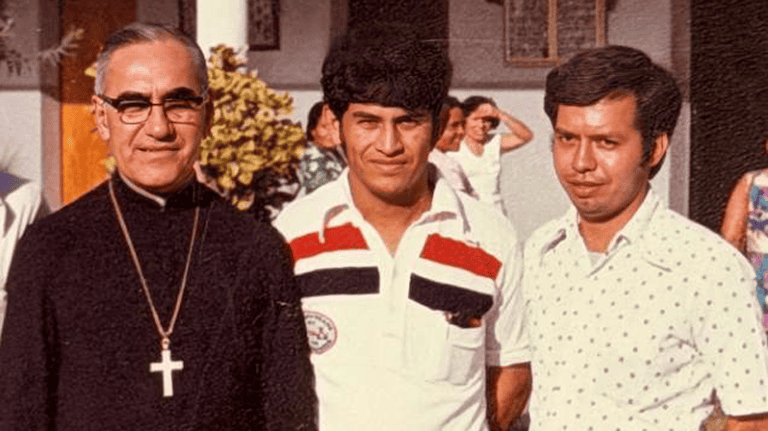 De izq. a dcha: el Arzobispo Óscar Arnulfo Romero y Galdámez, y los seminaristas Octavio Durán y Joaquín Álvarez Campos visitan la parroquia María Auxiliadora en San Salvador, El Salvador. Tras el martirio de Romero, Durán se convirtió en fraile franciscano y Álvarez fue ordenado sacerdote diocesano. (Cortesía de Octavio Durán/El Salvador)
