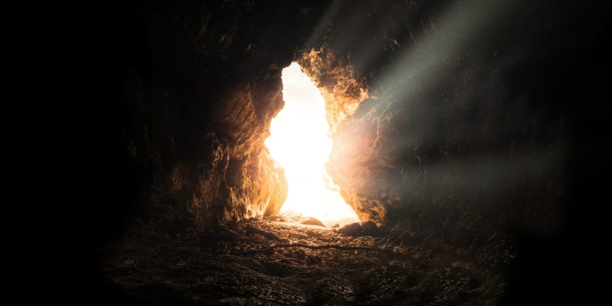 Rayos de sol penetran en una cueva en Curaçao. (Bruno van der Kraan/Unsplash/Curaçao)