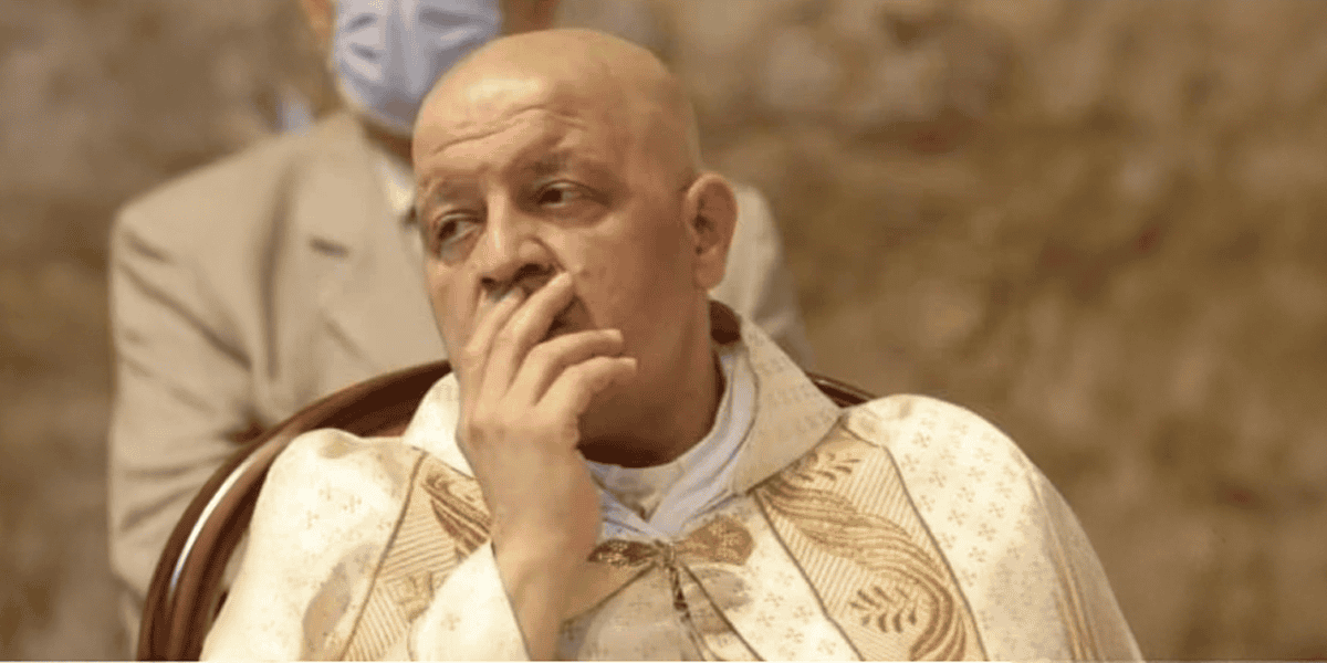 El Padre maronita Pierre al-Rahi, también conocido por su nombre francés Pierre el-Raï, se había negado previamente, junto con otros sacerdotes, a obedecer una orden del ejército israelí de evacuar la aldea cristiana de Qlayaa, una aldea maronita de unos 8.000 habitantes en el distrito de Marjayoun, a pocos kilómetros de la frontera israelí. Murió el 9 de marzo por disparos de un tanque de artillería israelí contra una vivienda civil. (Cortesía de Ayuda a la Iglesia Necesitada/Líbano)