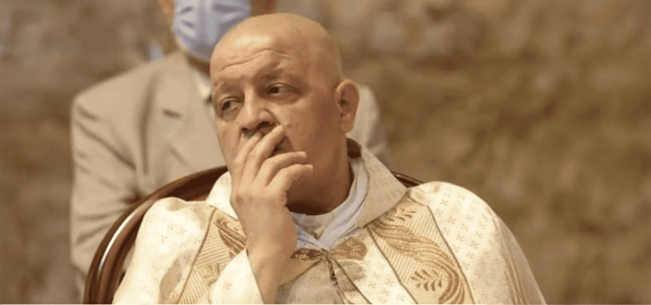 El Padre maronita Pierre al-Rahi, también conocido por su nombre francés Pierre el-Raï, se había negado previamente, junto con otros sacerdotes, a obedecer una orden del ejército israelí de evacuar la aldea cristiana de Qlayaa, una aldea maronita de unos 8.000 habitantes en el distrito de Marjayoun, a pocos kilómetros de la frontera israelí. Murió el 9 de marzo por disparos de un tanque de artillería israelí contra una vivienda civil. (Cortesía de Ayuda a la Iglesia Necesitada/Líbano)