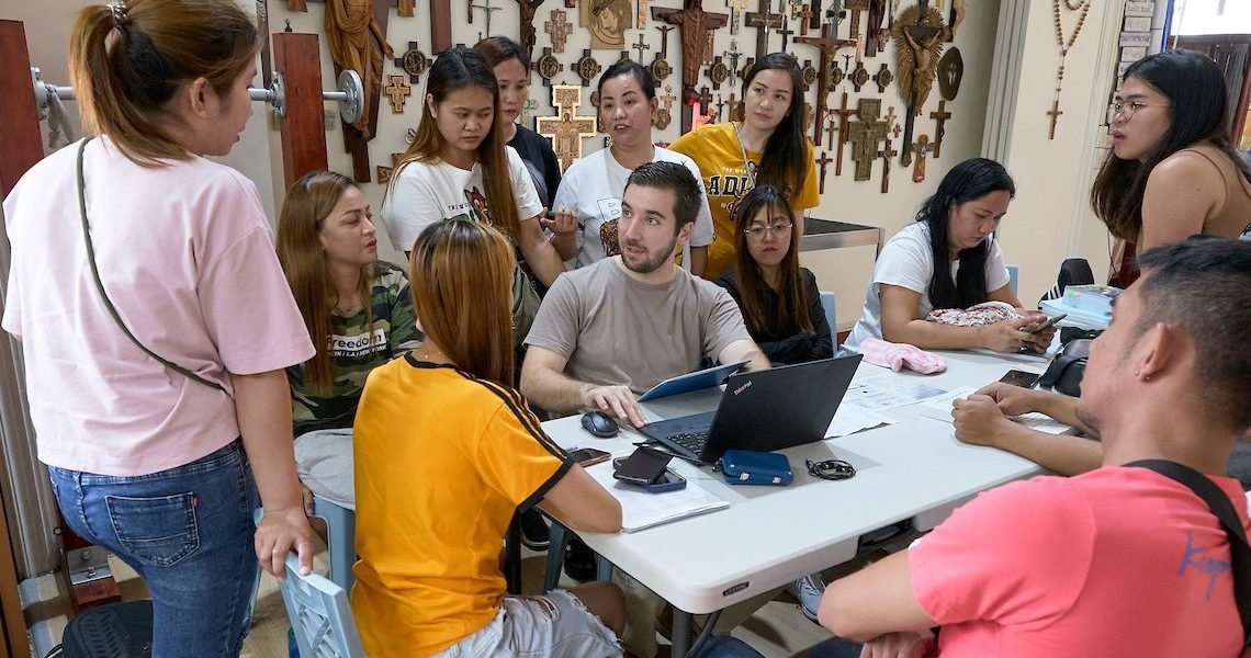 Charles Niece, director de derechos humanos y transparencia en la cadena de suministro, un proyecto de Maryknoll con sede en Taiwán, habla con los trabajadores de una fábrica conflictiva y les informa de sus derechos según la legislación taiwanesa. Se reunieron en la iglesia católica Tanzi de Taichung, que también sirve de refugio para los trabajadores migrantes en situación de crisis. (Paul Jeffrey/Taiwán)