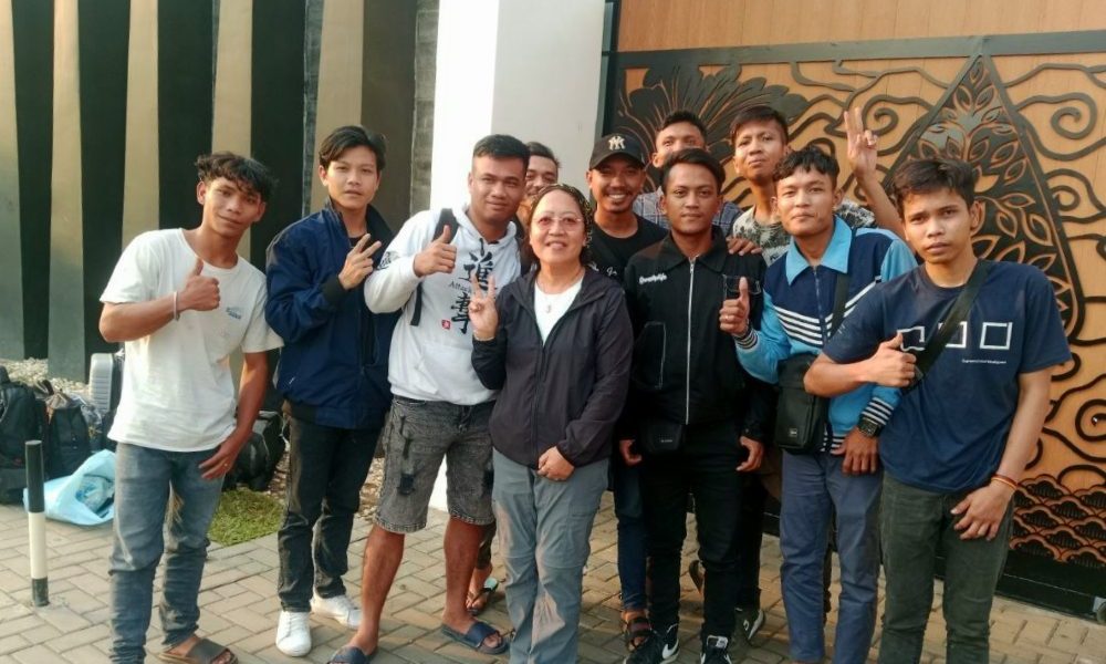 La misionera laica Maryknoll Thu Tam “T.T.” Hoang (en el centro) se ha hecho amiga de diez trabajadores migrantes indonesios explotados en Camboya. A medida que el Gobierno camboyano toma medidas enérgicas contra las operaciones fraudulentas, trabajadores como ellos —que habían sido “engañados” desde sus países de origen con la promesa de mejores empleos— se encuentran sin trabajo, abandonados y lejos de casa. (Cortesía Misioneros Laicos Maryknoll/Camboya).