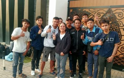 La misionera laica Maryknoll Thu Tam “T.T.” Hoang (en el centro) se ha hecho amiga de diez trabajadores migrantes indonesios explotados en Camboya. A medida que el Gobierno camboyano toma medidas enérgicas contra las operaciones fraudulentas, trabajadores como ellos —que habían sido “engañados” desde sus países de origen con la promesa de mejores empleos— se encuentran sin trabajo, abandonados y lejos de casa. (Cortesía Misioneros Laicos Maryknoll/Camboya).