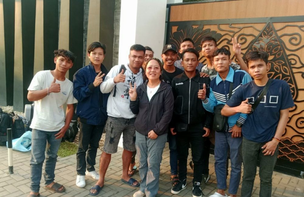 La misionera laica Maryknoll Thu Tam “T.T.” Hoang (en el centro) se ha hecho amiga de diez trabajadores migrantes indonesios explotados en Camboya. A medida que el Gobierno camboyano toma medidas enérgicas contra las operaciones fraudulentas, trabajadores como ellos —que habían sido “engañados” desde sus países de origen con la promesa de mejores empleos— se encuentran sin trabajo, abandonados y lejos de casa. (Cortesía Misioneros Laicos Maryknoll/Camboya).