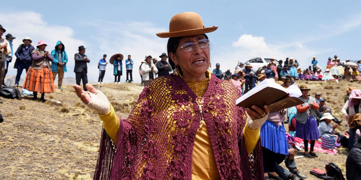 Una mujer indígena boliviana reza pidiendo lluvia cerca de la presa de Incachaca, en las afueras de La Paz, el 6 de octubre de 2023. Bajo un sol abrasador, más de trescientos bolivianos se reunieron para rezar pidiendo lluvia y el fin de una grave sequía que ha puesto en peligro su suministro de agua. (OSV News/Claudia Morales, Reuters)