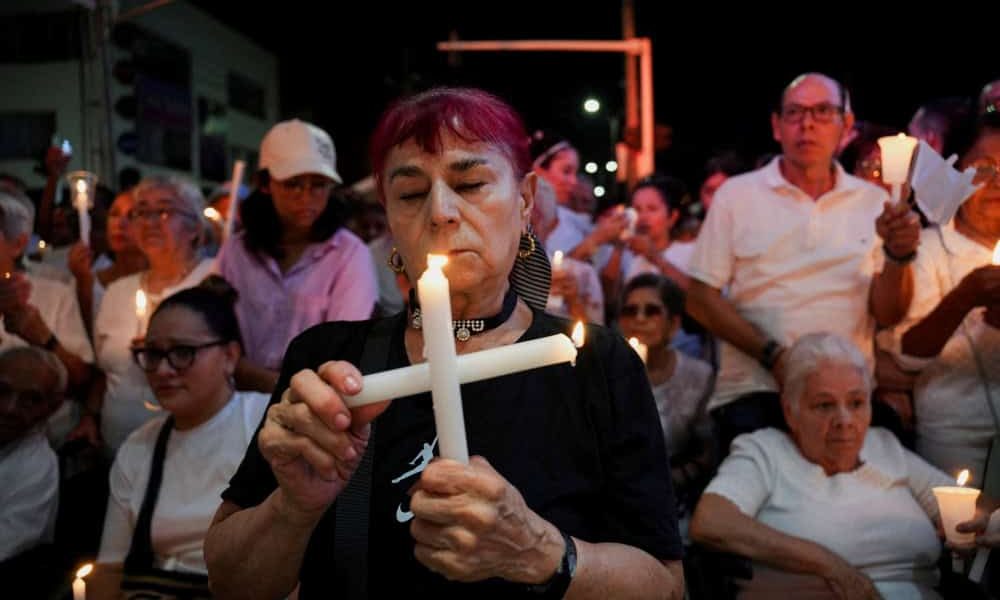 Una mujer participa una vigilia en Cali, Colombia, el 24 de agosto de 2025, recordando a las víctimas de un atentado con coche bomba en inmediaciones de la Base Aérea “Marco Fidel Suárez”, atribuido a disidencias de las FARC, que causó múltiples víctimas. Al menos 18 personas han muerto y decenas han resultado heridas en dos ataques separados en Colombia, lo que agrava la crisis de seguridad más grave el país ha atravesado en décadas. (OSV News/Jair F. Coll, Reuters)