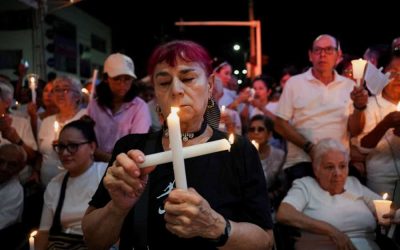 Una mujer participa una vigilia en Cali, Colombia, el 24 de agosto de 2025, recordando a las víctimas de un atentado con coche bomba en inmediaciones de la Base Aérea “Marco Fidel Suárez”, atribuido a disidencias de las FARC, que causó múltiples víctimas. Al menos 18 personas han muerto y decenas han resultado heridas en dos ataques separados en Colombia, lo que agrava la crisis de seguridad más grave el país ha atravesado en décadas. (OSV News/Jair F. Coll, Reuters)