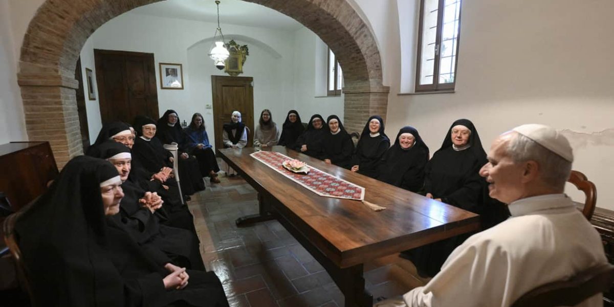 El Papa León XIV conversa con las monjas agustinas en el Monasterio de Santa Clara de la Cruz en Montefalco, Italia, el 20 de noviembre del 2025. (CNS/Vatican Media)
