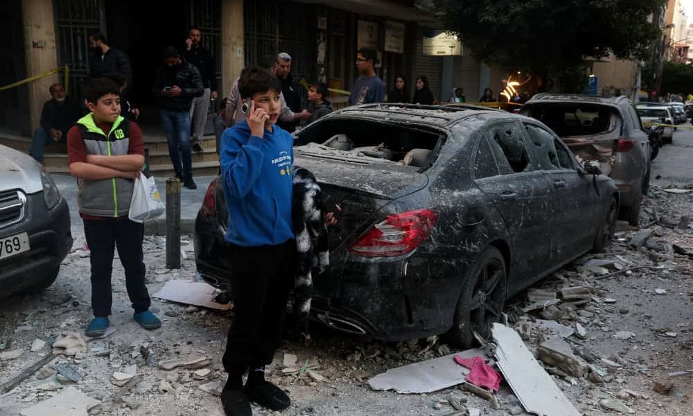 Niños entre los escombros en el lugar donde se produjo un ataque aéreo israelí en Mar Elias, Beirut (Líbano), el 8 de abril de 2026. Mientras el alto el fuego entre Estados Unidos e Irán corría el riesgo de romperse debido a las desavenencias, Israel prosiguió con su ataque contra supuestos objetivos de Hezbolá en el Líbano, causando la muerte de al menos 254 personas y dejando cientos de heridos. (OSV News/Mohamed Azakir, Reuters)