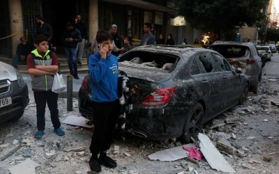 Niños entre los escombros en el lugar donde se produjo un ataque aéreo israelí en Mar Elias, Beirut (Líbano), el 8 de abril de 2026. Mientras el alto el fuego entre Estados Unidos e Irán corría el riesgo de romperse debido a las desavenencias, Israel prosiguió con su ataque contra supuestos objetivos de Hezbolá en el Líbano, causando la muerte de al menos 254 personas y dejando cientos de heridos. (OSV News/Mohamed Azakir, Reuters)