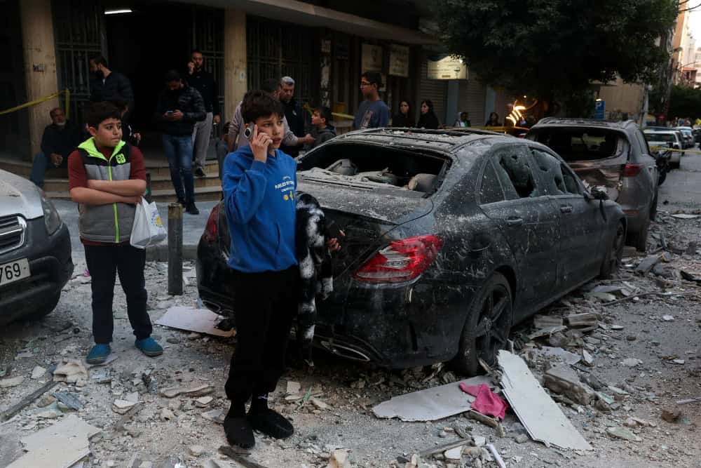 Niños entre los escombros en el lugar donde se produjo un ataque aéreo israelí en Mar Elias, Beirut (Líbano), el 8 de abril de 2026. Mientras el alto el fuego entre Estados Unidos e Irán corría el riesgo de romperse debido a las desavenencias, Israel prosiguió con su ataque contra supuestos objetivos de Hezbolá en el Líbano, causando la muerte de al menos 254 personas y dejando cientos de heridos. (OSV News/Mohamed Azakir, Reuters)