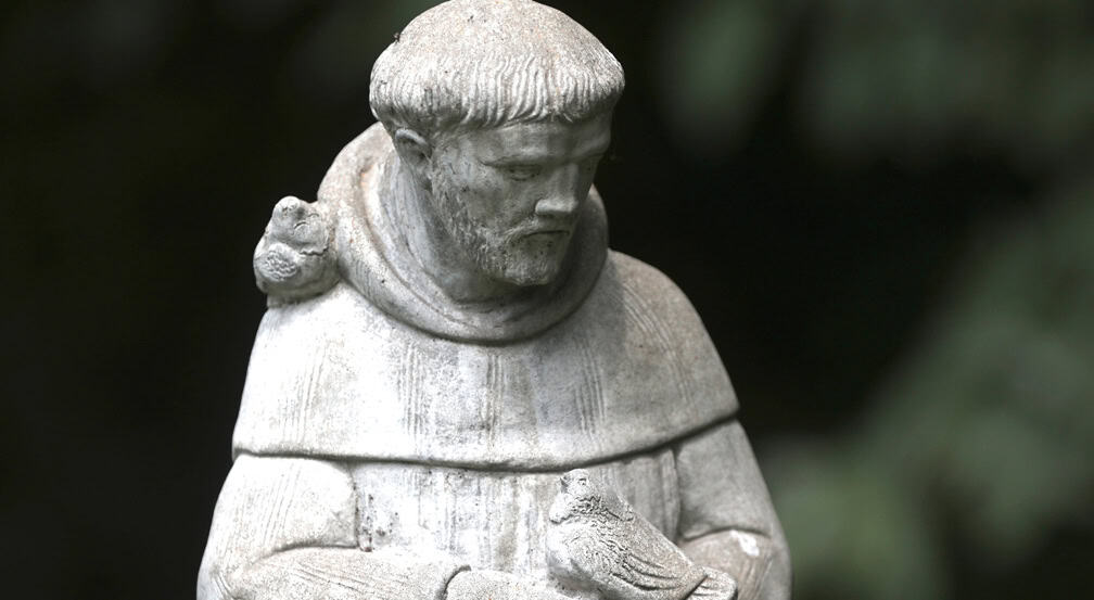 Una estatua de San Francisco de Asís aparece en la imagen frente a un hospital de animales en Prince Fredrick, Maryland, el 22 de julio de 2021. (OSV News/Bob Roller)