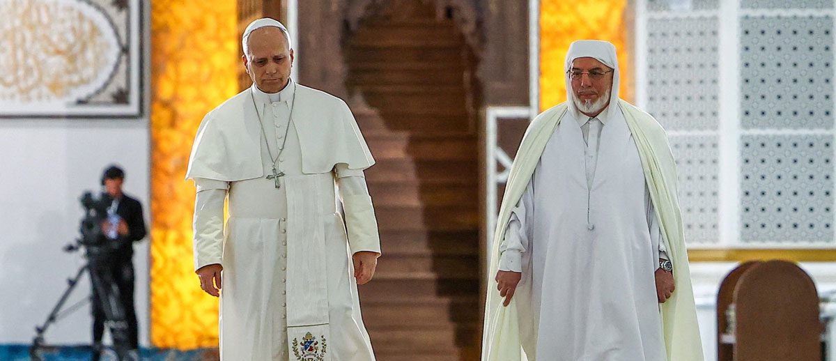 El Papa León XIV y el rector de la Gran Mezquita de Argel, Mohammed Al-Mamoun Al-Qasimi Al-Hassani, durante una visita a la Gran Mezquita de Argel (Djamaa El Djazair), en Mohamadia, Argel, Argelia, el 13 de abril de 2026. (OSV News / Guglielmo Mangiapane, Reuters)