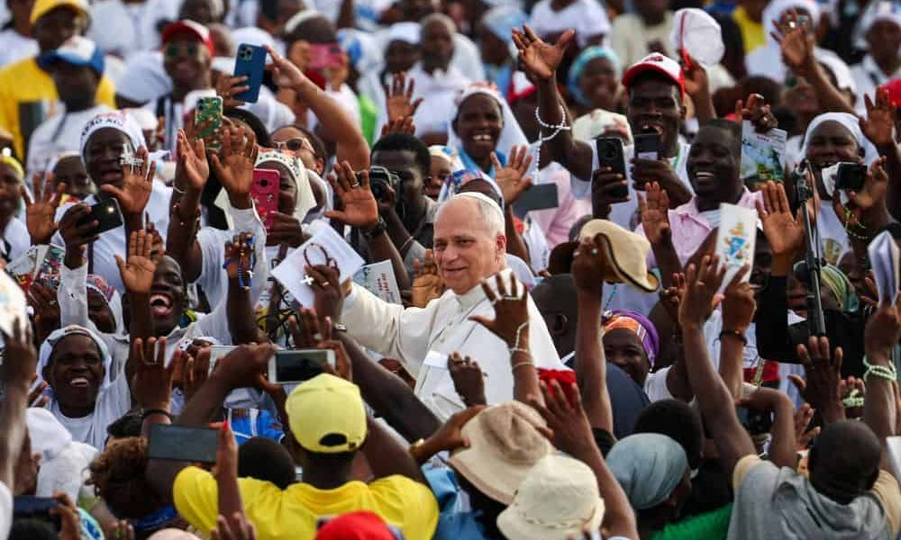 El Papa León XIV entre los fieles, el día en que dirigió a los reunidos en el santuario de “Mama Muxima” en la recitación del rosario durante su viaje apostólico por África, en Muxima, Angola, el 19 de abril de 2026. (OSV News/Guglielmo Mangiapane, Reuters)