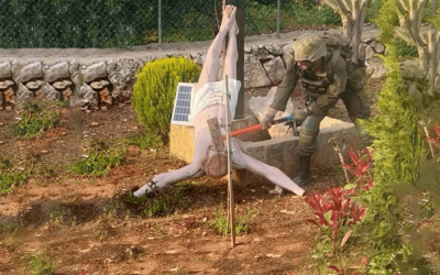 En la imagen se ve a un soldado israelí destruyendo una estatua de Jesús en Debel, Líbano, el 19 de abril de 2026. Las Fuerzas de Defensa de Israel confirmaron el 19 de abril la autenticidad de la fotografía, que fue publicada en X por el periodista palestino Younis Tirawi. (OSV News/x.com vía Reuters)