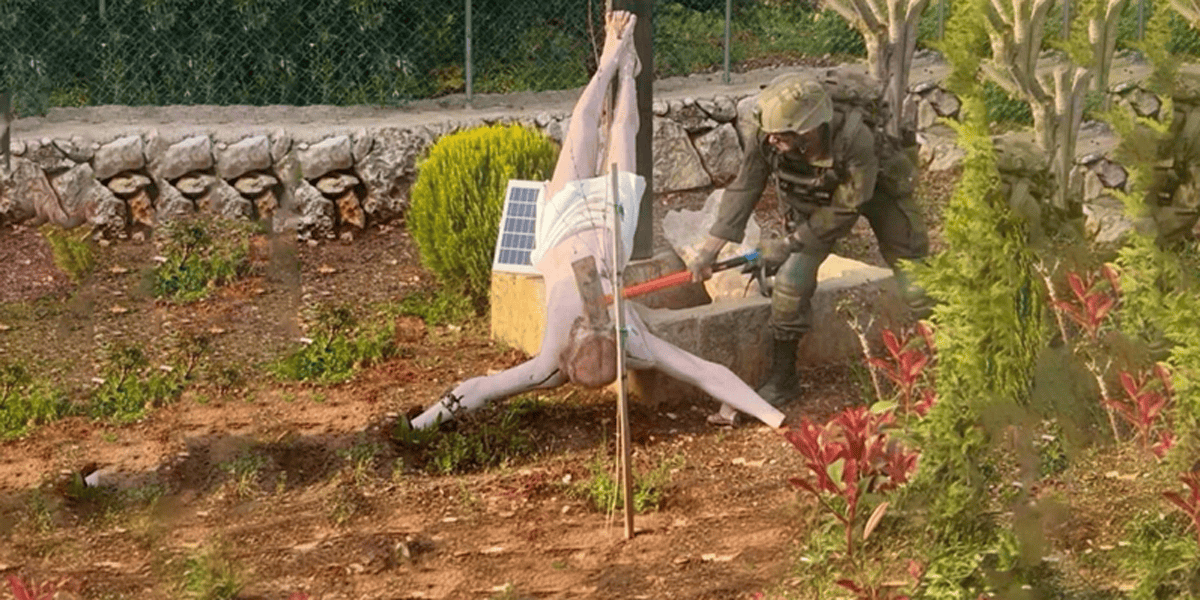 En la imagen se ve a un soldado israelí destruyendo una estatua de Jesús en Debel, Líbano, el 19 de abril de 2026. Las Fuerzas de Defensa de Israel confirmaron el 19 de abril la autenticidad de la fotografía, que fue publicada en X por el periodista palestino Younis Tirawi. (OSV News/x.com vía Reuters)